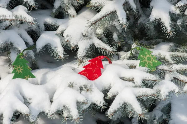 Speelgoed op de kerstboom op sneeuw — Stockfoto