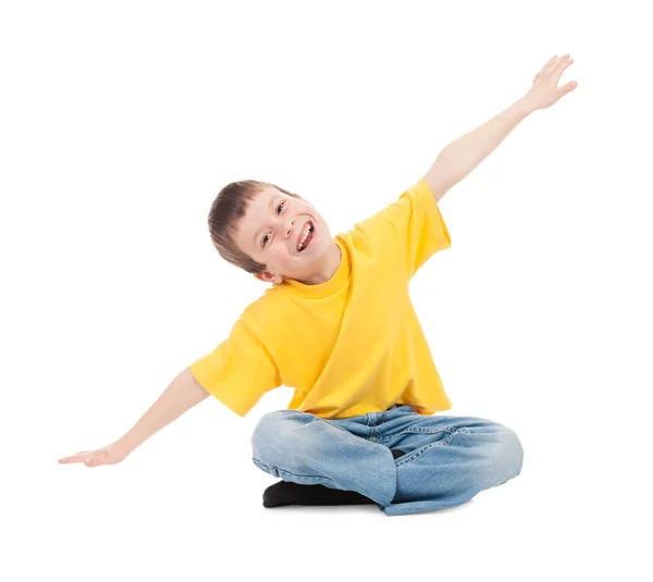 Niño en camiseta amarilla simula vuelo — Foto de Stock