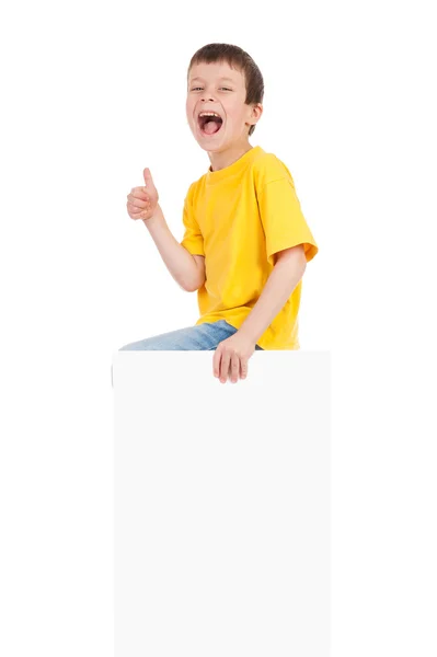 Αγόρι με φύλλο λευκό χαρτί — Φωτογραφία Αρχείου