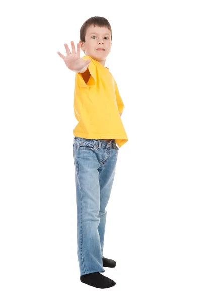Хлопчик в жовтому сягає — стокове фото