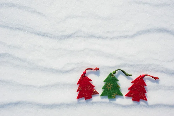 Weihnachtsbaumspielzeug im Schnee — Stockfoto