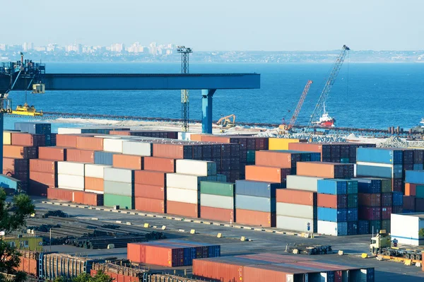 Containers in de haven van dag — Stockfoto