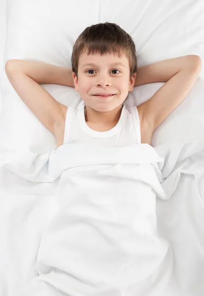 Menino alegre na cama — Fotografia de Stock