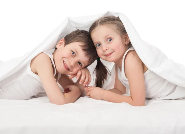 Niños alegres en la cama — Foto de Stock