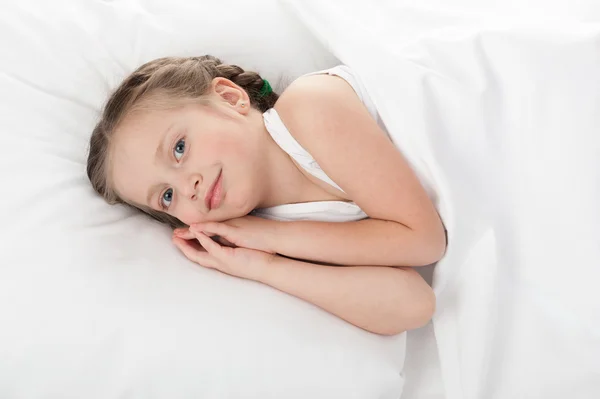 Fröhliches Mädchen im Bett — Stockfoto