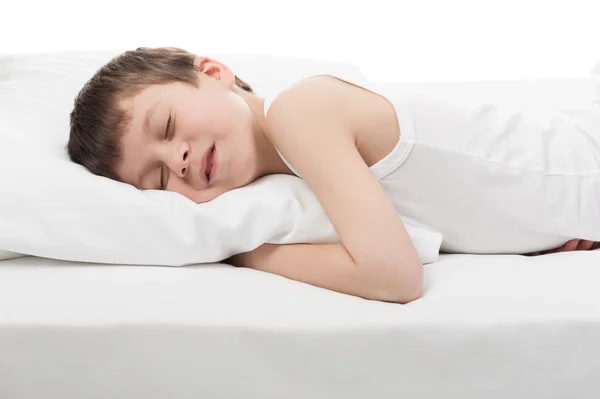 Fröhlicher Junge schläft im Bett — Stockfoto