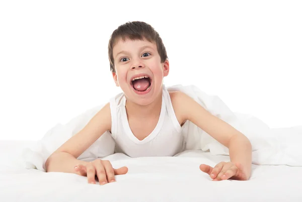 Vrolijke jongen in bed — Stockfoto