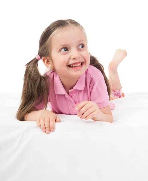 Fröhliches Mädchen auf dem Bett — Stockfoto