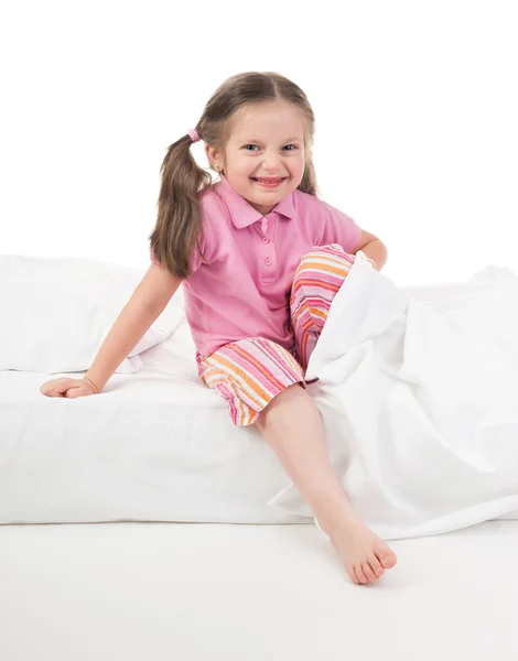 Veselá dívka na posteli — Stock fotografie