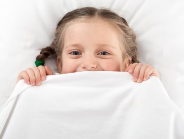 neşeli kız yatakta