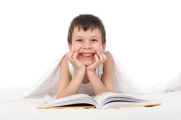Jongen Lees een boek in bed — Stockfoto