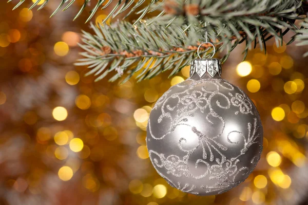 Bola de Natal no ramo de abeto — Fotografia de Stock