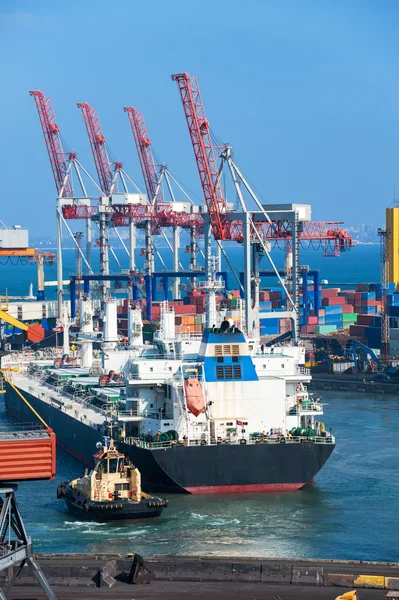 Sleepboot boot en lading schip — Stockfoto