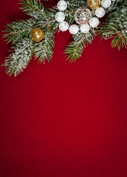 Kerstdecoratie op rood — Stockfoto