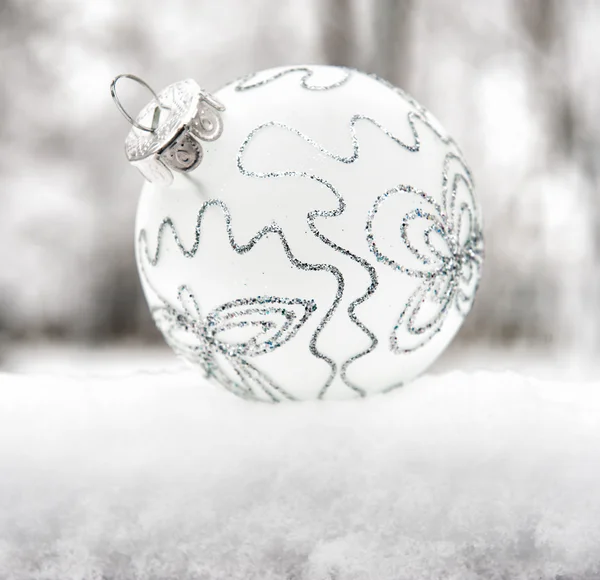 Bola de Navidad en la nieve — Foto de Stock