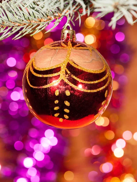 Bola de Navidad en rama de abeto — Foto de Stock