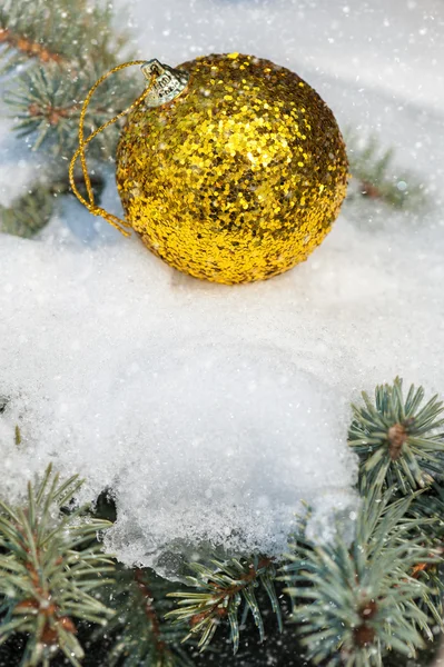 Boule de Noël sur arbre d'hiver avec chute de neige — Photo