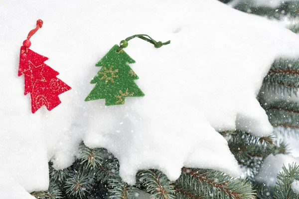 Kerstboom speelgoed in sneeuwval — Stockfoto