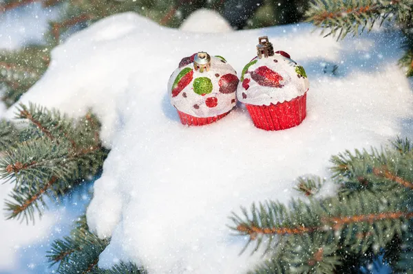 Gâteaux de Noël jouet sur l'arbre d'hiver avec chute de neige — Photo