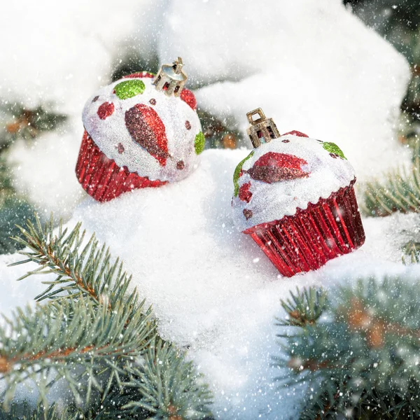 Gâteaux de Noël jouet sur l'arbre d'hiver avec chute de neige — Photo