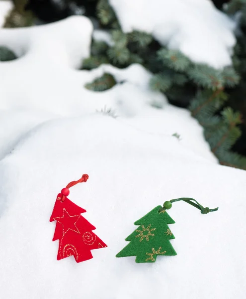 雪の中でクリスマス ツリー グッズ — ストック写真