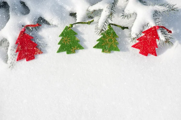 Natal brinquedos de árvore vermelha na queda de neve no abeto — Fotografia de Stock