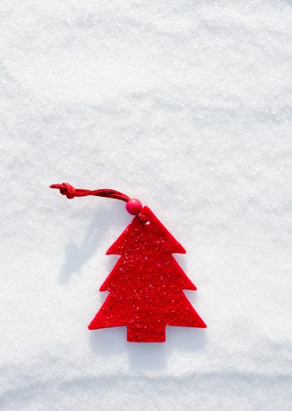 Juguetes de árbol rojo de Navidad en la nieve —  Fotos de Stock