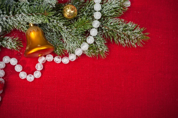 Kerstdecoratie en speelgoed op rode textiel — Stockfoto
