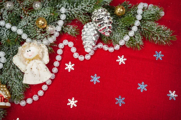 Kerstdecoratie en speelgoed op rode textiel — Stockfoto