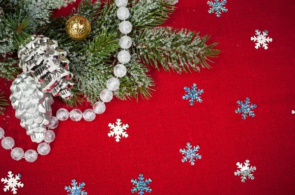 Kerstdecoratie en speelgoed op rode textiel — Stockfoto