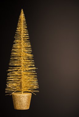 koyu kahverengi altın Noel ağacına