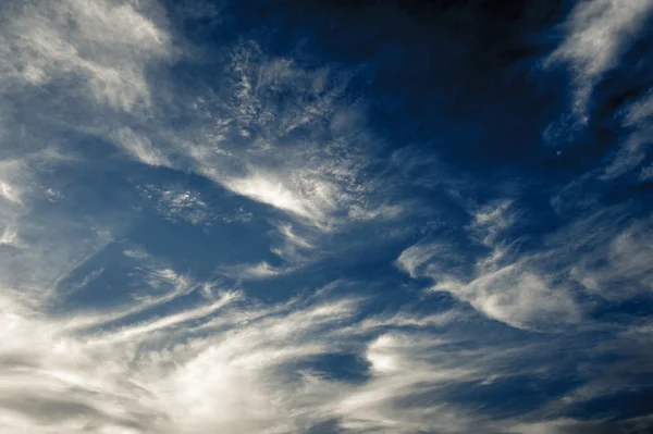 Cielo serale blu scuro con nuvole — Foto Stock