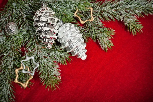 Vánoční dekorace a hračky na červená textilní — Stock fotografie