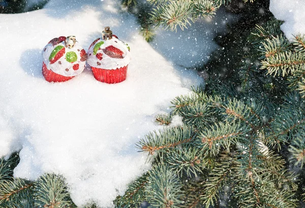Vánoční hračky koláče na zimní strom s sněžení — Stock fotografie