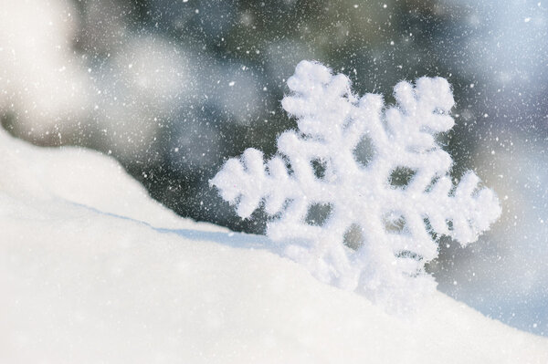 большая снежинка игрушка в сугробе
