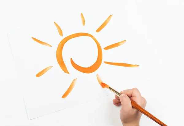 Aquarelle peint soleil et main d'enfant avec pinceau — Photo
