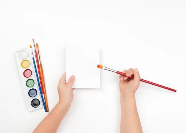 Child draws watercolors on blank sheet — Stock Photo, Image