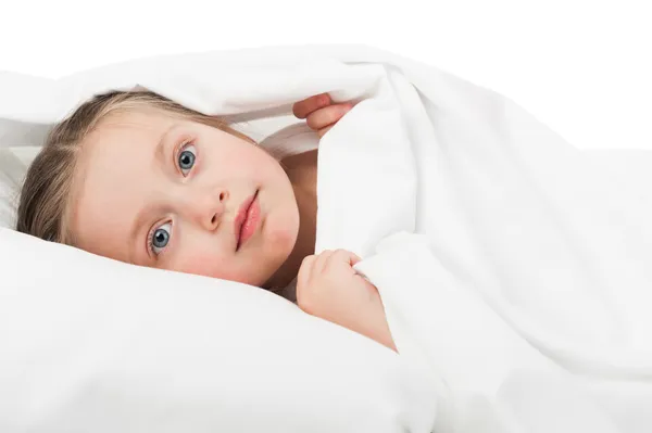 Fröhliches Mädchenporträt im weißen Bett — Stockfoto