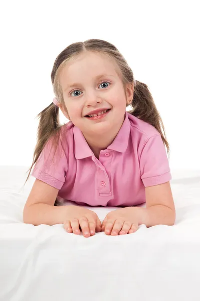 Retrato chica en rosa vestido en la cama Fotos De Stock Sin Royalties Gratis