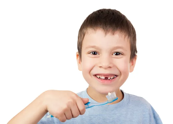 Pojke stående med förlorad tand på tandborste — Stockfoto