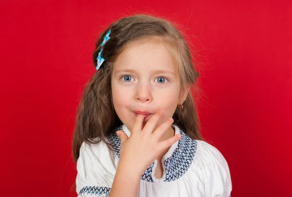 Mädchen leckt ihre Finger — Stockfoto