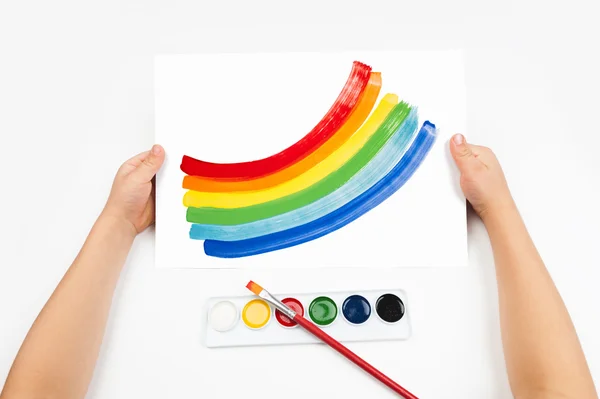 Kind trekt de regenboog aquarellen — Stockfoto