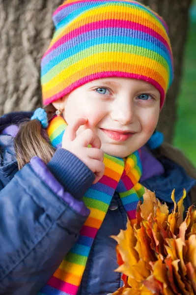 Ritratto sorridente ragazza sul parco autunnale — Foto Stock