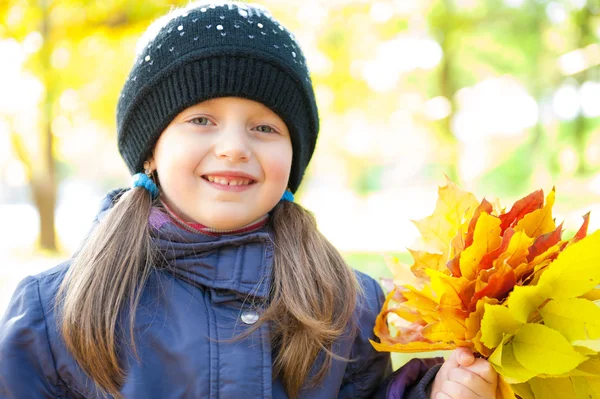 Lächelndes Mädchenporträt im Herbstpark — Stockfoto