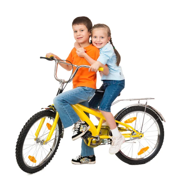 Мальчик и девочка на велосипеде изолированы на белом — стоковое фото