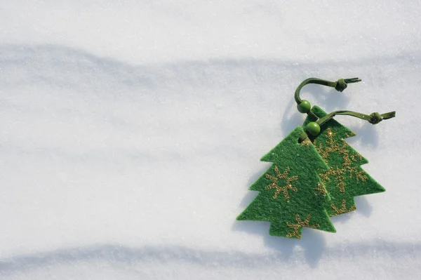 Juguetes de árbol verde de Navidad cubiertos de nieve — Foto de Stock