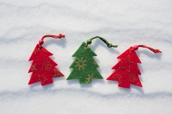 Juguetes de árbol de Navidad en la nieve —  Fotos de Stock