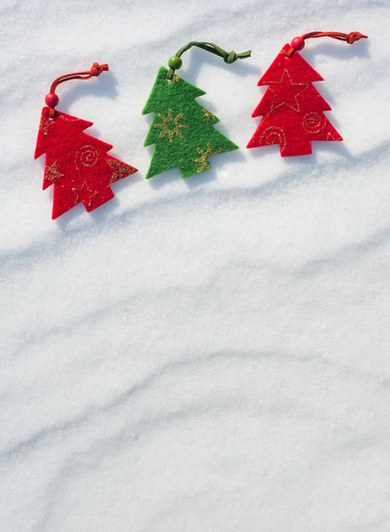 Kerstboom speelgoed op sneeuw — Stockfoto