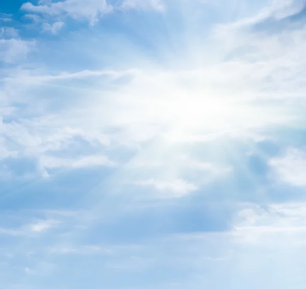 Heller weicher Himmel mit Wolken und Sonne — Stockfoto