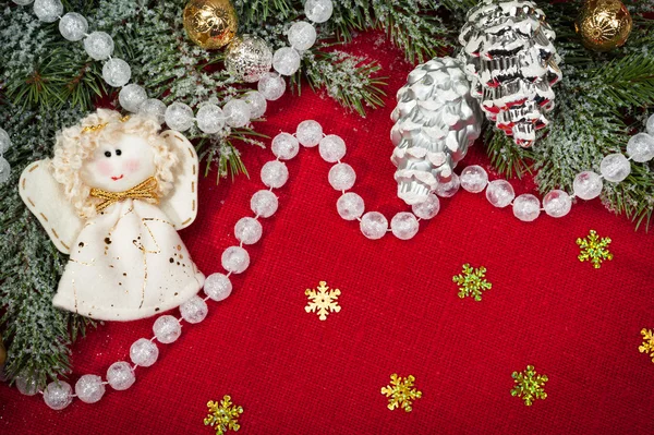Vánoční dekorace a angel hračka na červená textilní — Stock fotografie